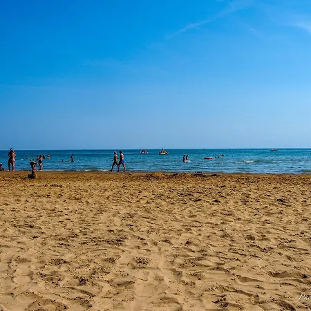 Beachfront Cozy Flat 1-bedroom With Balcony Apartment *